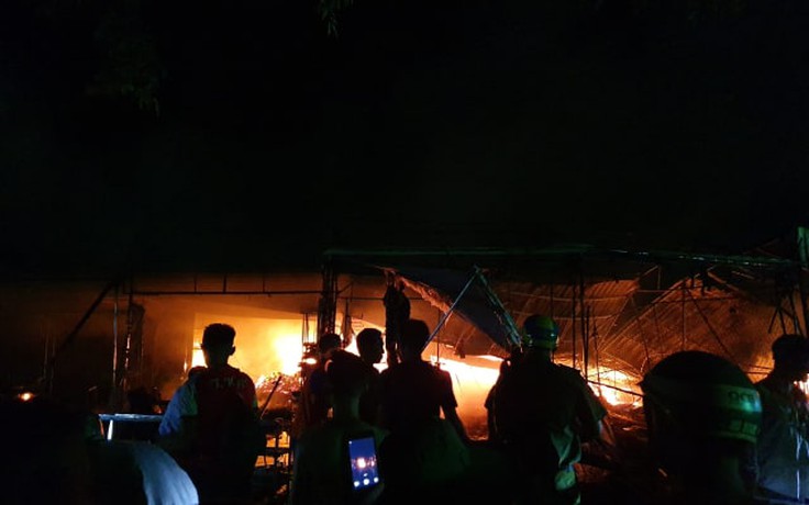Cháy hơn 10 quầy khu chợ tạm ở Cà Mau