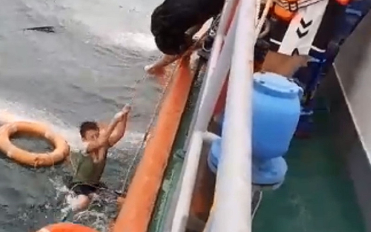 2 ngư dân trên tàu cá Bến Tre bị chìm được cứu vớt an toàn