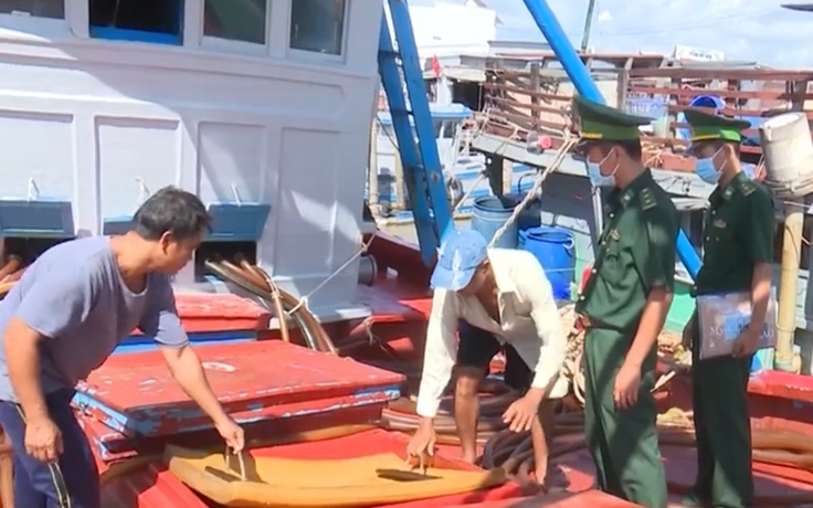 Cà Mau: Bắt quả tang hai tàu mua bán dầu trái phép ngoài biển