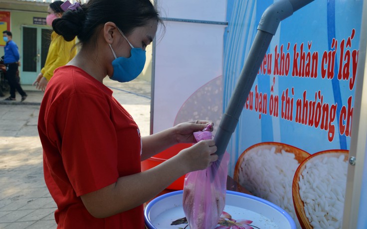 'ATM gạo' xuất hiện ở Cà Mau, người nghèo phấn khởi giữa dịch Covid-19