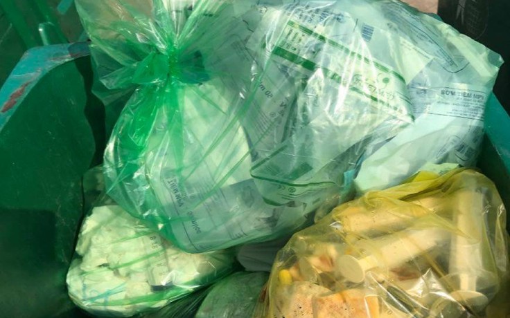 Nữ nhân viên bị cắt phúc lợi vì bỏ rác thải y tế lẫn rác sinh hoạt