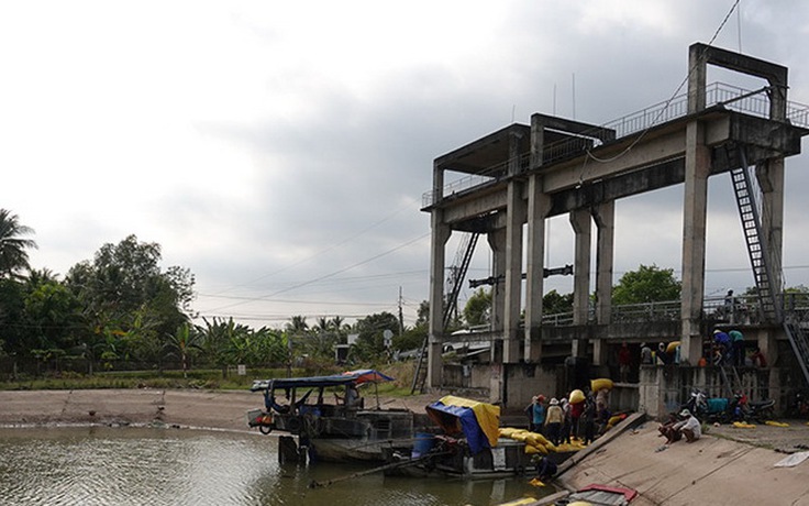 Cà Mau: 2 vụ vỡ đập ngăn mặn, nước mặn tràn vào vùng ngọt