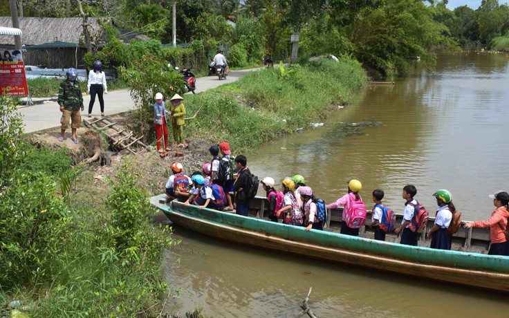 Cà Mau: Một huyện cho học sinh nghỉ học vì mưa ngập trường