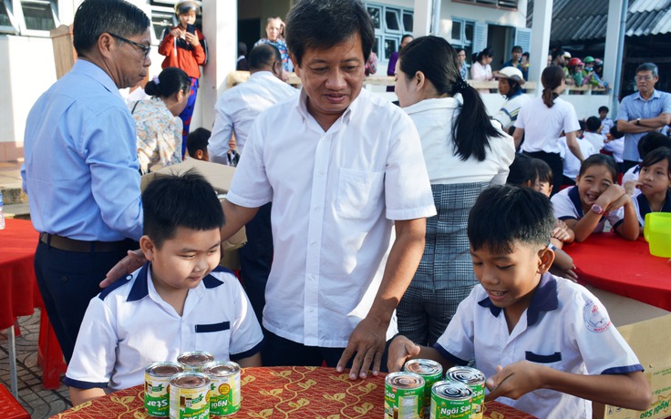 Ông Đoàn Ngọc Hải hứa tặng suất du lịch Singapore cho học sinh Cà Mau
