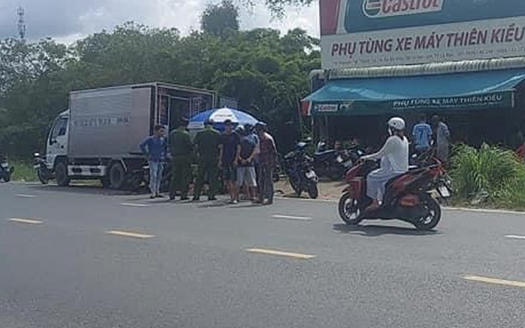 Tai nạn ở Cà Mau: Xe máy tông xe tải đậu bên lề, 1 người tử vong