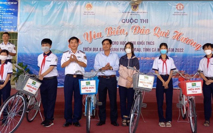 Hải đoàn 42 tặng 30 xe đạp cho học sinh khó khăn