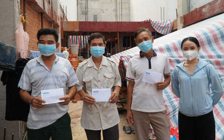 Thợ hồ kẹt ở Sài Gòn được hỗ trợ giữa mùa dịch: Ấm áp tình người
