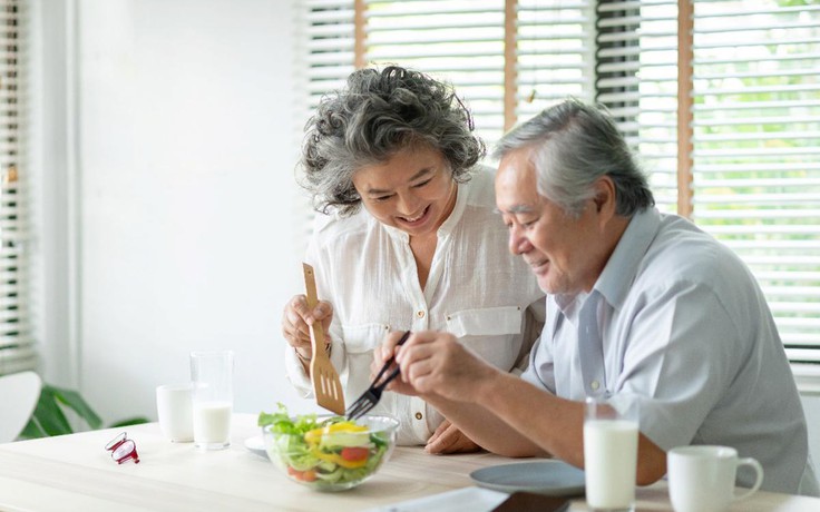 Giai đoạn bình thường mới cần chú ý gì để nâng cao sức khỏe người lớn tuổi?