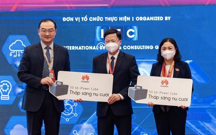 Huawei Việt Nam trao tặng 100 bộ thiết bị trạm sạc dự phòng di động