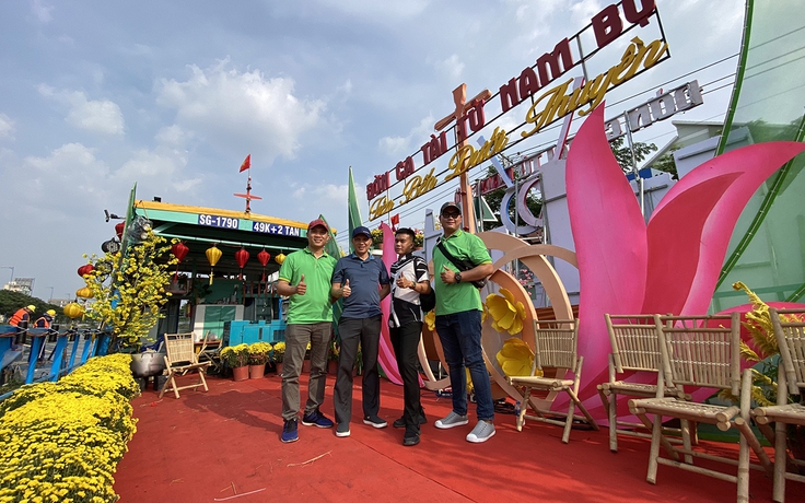 Saigontourist Group tổ chức tour chợ hoa xuân ‘Trên bến dưới thuyền’