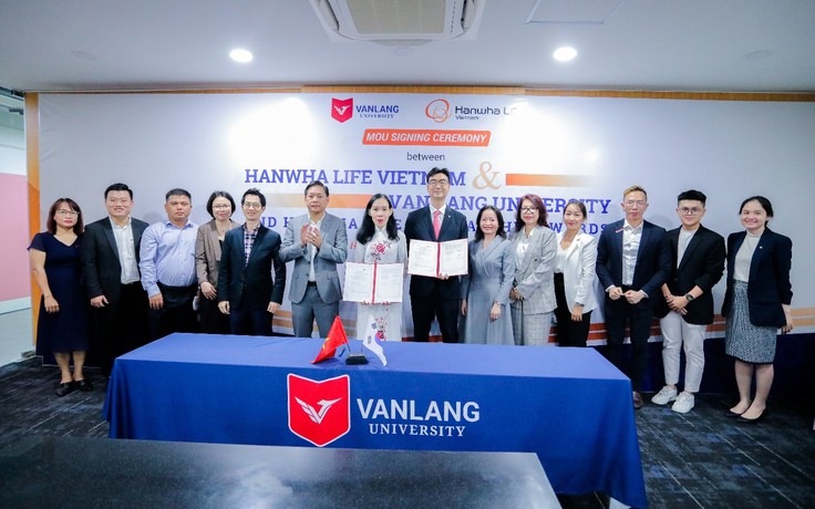 Sinh viên Trường đại học Văn Lang TP.HCM nhận học bổng từ Hanwha Life Việt Nam