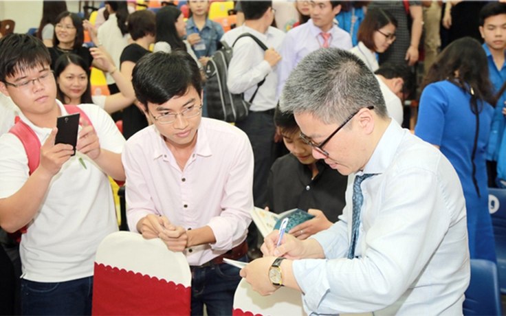 Giáo sư Ngô Bảo Châu thăm và giao lưu với giảng viên, sinh viên ĐH Duy Tân