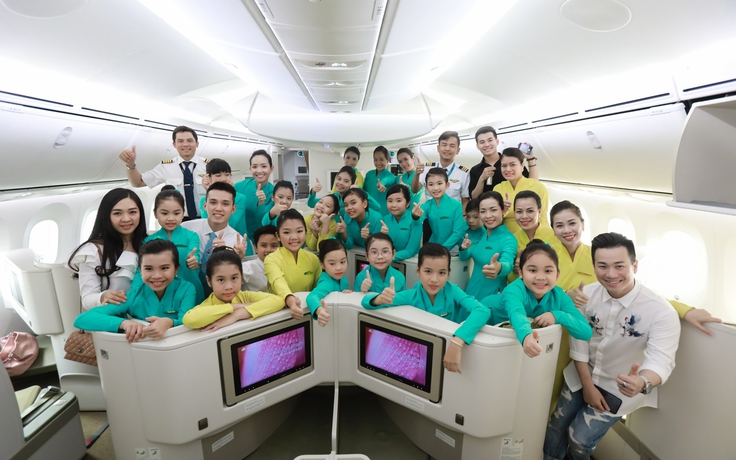 Vietnam Airlines bay cùng ‘tiếp viên hàng không' nhí nhân ngày 1.6