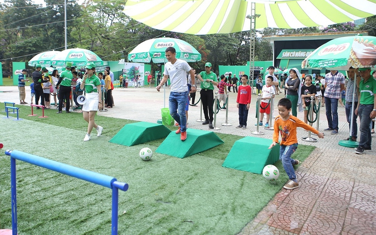 Thành Lương hào hứng chơi bóng cuối tuần cùng trẻ em Hà Nội