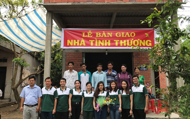 Vietcombank TP.HCM trao nhà tình thương