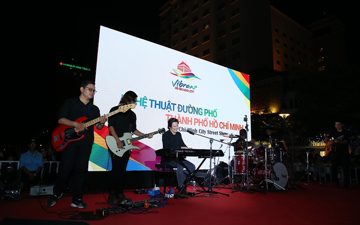 Thanh Bùi 'bùng nổ' trong đêm nhạc khép lại chương trình nghệ thuật đường phố năm 2017