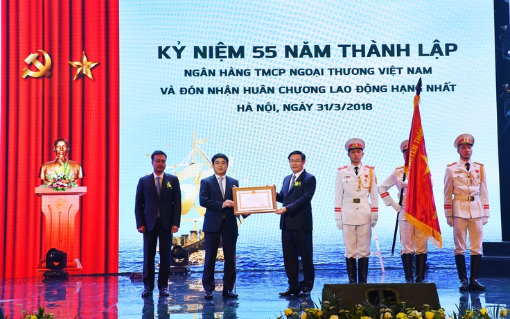 Vietcombank đón nhận Huân chương Lao động hạng Nhất