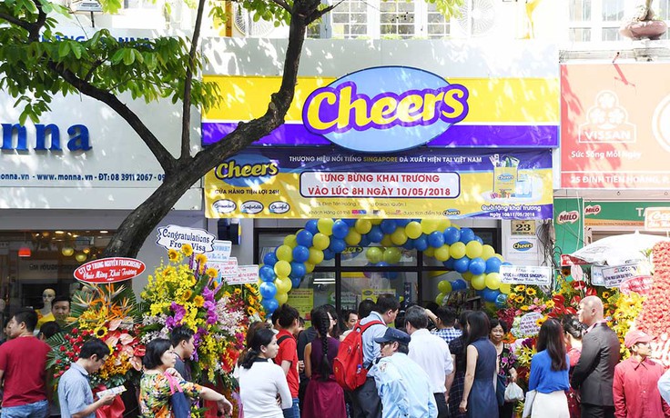 Giới trẻ ‘mua nhanh, ăn nhanh’ Sài Gòn thích lướt cửa hàng Cheers