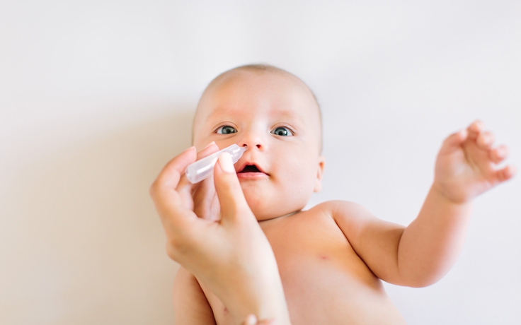 Chuyên gia nhi mách mẹ cách chọn nước muối sinh lý vệ sinh mắt, mũi cho trẻ