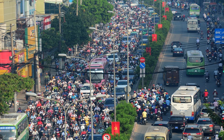 Sau sự cố phong tỏa hầm Thủ Thiêm, người Sài Gòn thoát khỏi ‘rừng xe’ cách nào ?