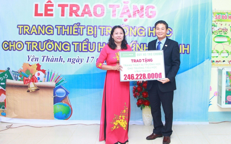 Chubb Life Việt Nam trao tặng thiết bị dạy và học