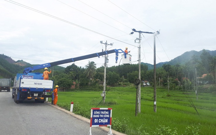 Vệ sinh hotline bằng nước áp lực cao khu vực Điện lực Trà Bồng