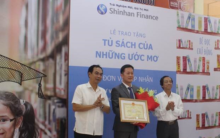 Shinhan Finance trao tặng ‘Tủ sách của những ước mơ’ cho thư viện tỉnh Bắc Giang
