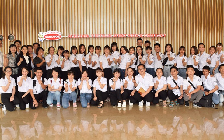 Sinh viên trải nghiệm thực tế trong chương trình tham quan Nhà máy Acecook Việt Nam