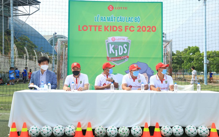 50 cầu thủ nhí được danh thủ Nguyễn Hồng Sơn ‘truyền nghề’ trong CLB Lotte Kids 2020