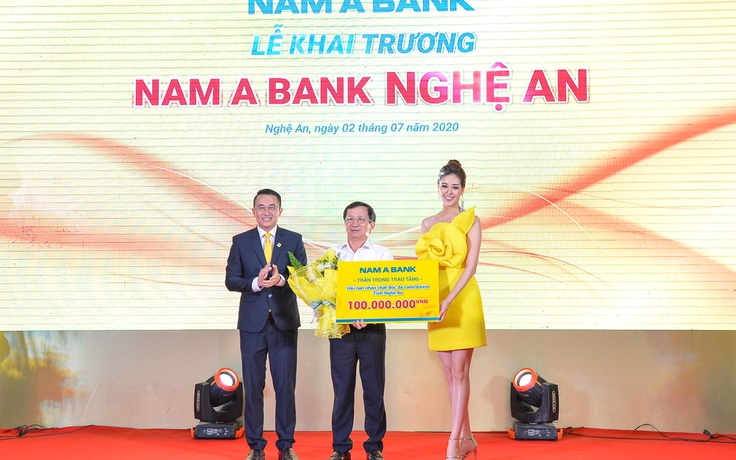 Nam A Bank trao 100 triệu đồng cho Hội nạn nhân chất độc da cam