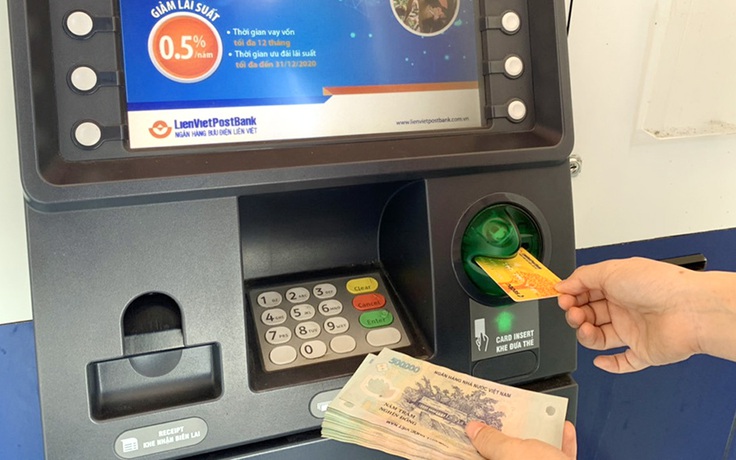 Khuyến khích người dân nhận lương hưu, trợ cấp BHXH qua thẻ ATM
