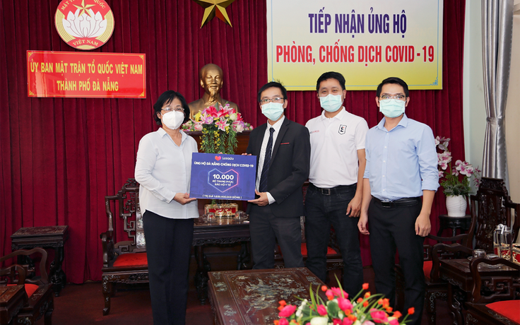 Lazada trao tặng 10.000 bộ trang phục bảo hộ y tế cho Đà Nẵng