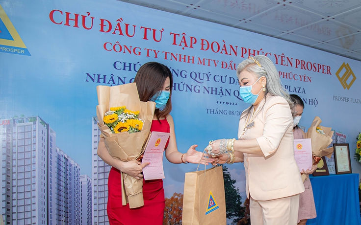 Cư dân Prosper Plaza vui mừng trong ngày nhận giấy chứng nhận sở hữu căn hộ