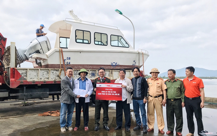 TNG Holdings Vietnam tặng cano cứu hộ cho Bộ Công an