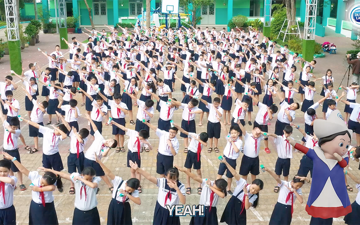 Giải mã ý nghĩa 'Vũ điệu uống sữa' khiến hàng trăm nghìn học sinh say mê