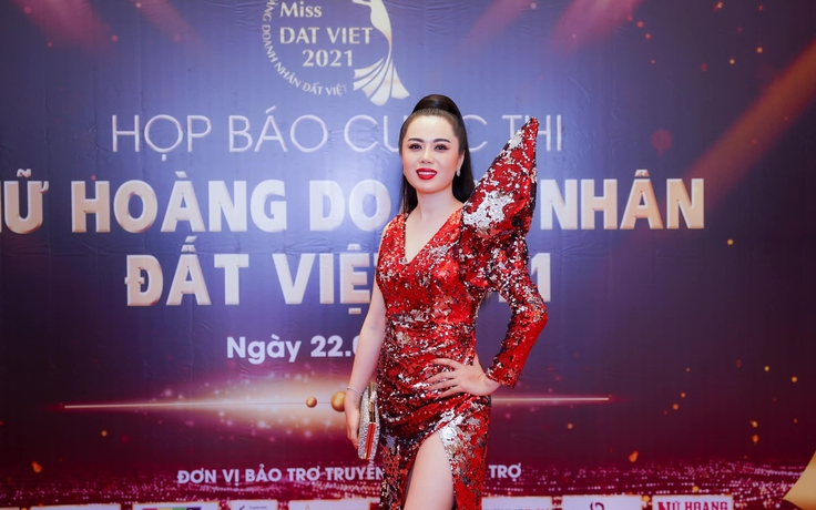 Á hậu Phạm Hợp ngồi ghế nóng chấm thi Nữ hoàng doanh nhân đất Việt 2021