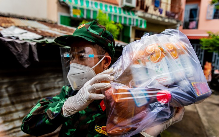 ‘Biết cô chú đến tặng sữa, con háo hức mặc cả đồng phục đi học chờ đón!’