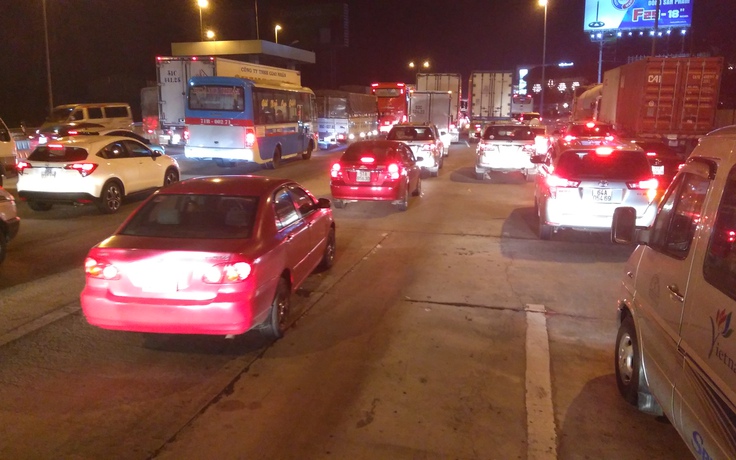 Ngay lúc này, hàng ngàn ô tô vẫn đang 'bò' trên cao tốc TP.HCM - Trung Lương