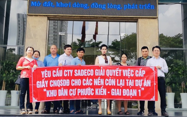 Khách hàng kéo lên Công ty SADECO giăng băng rôn đòi sổ đỏ