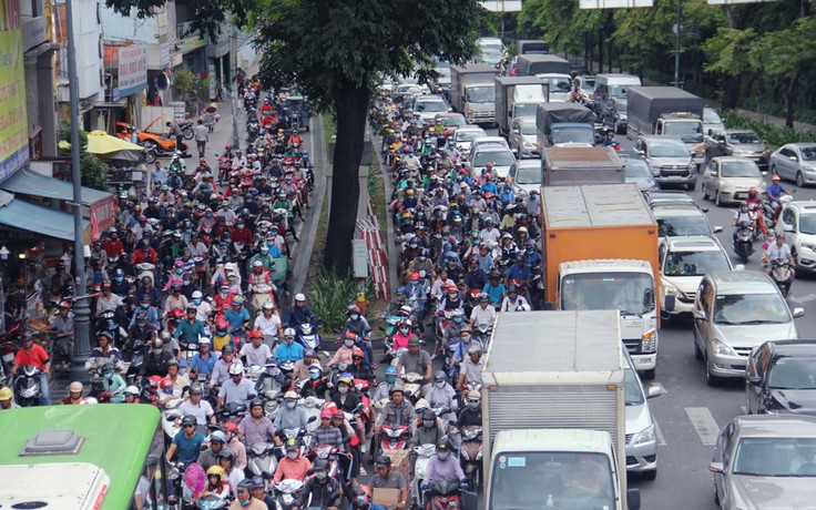 'Với tốc độ làm đường vừa qua, TP.HCM phải mất 150 năm mới đủ đường'