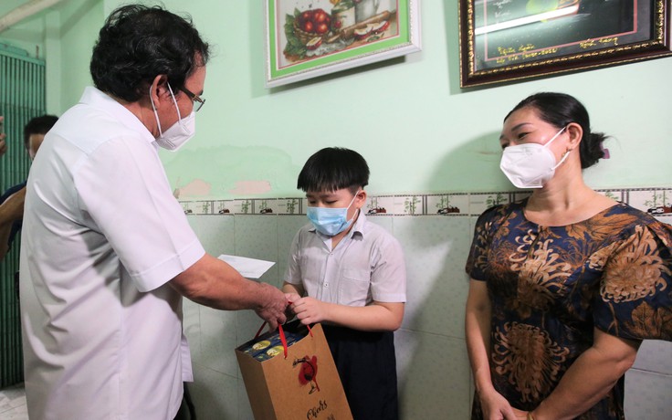 Bí thư Thành ủy TP.HCM Nguyễn Văn Nên tặng quà trung thu cho trẻ mồ côi vì Covid-19
