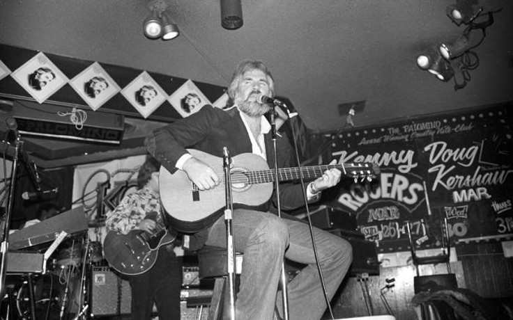 Huyền thoại nhạc đồng quê Mỹ Kenny Rogers qua đời ở tuổi 81