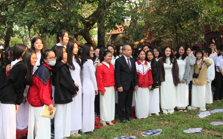 Chủ tịch tỉnh dự chào cờ cùng học sinh và truyền cảm hứng 'giấc mơ Huế'