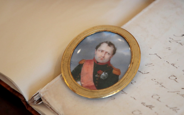 Tấm vải dính máu, vớ của Hoàng đế Napoléon được bán đấu giá