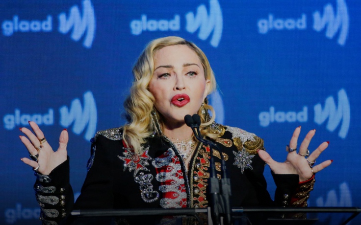 Madonna ký hợp đồng với Warner Music phát hành lại toàn bộ ca khúc