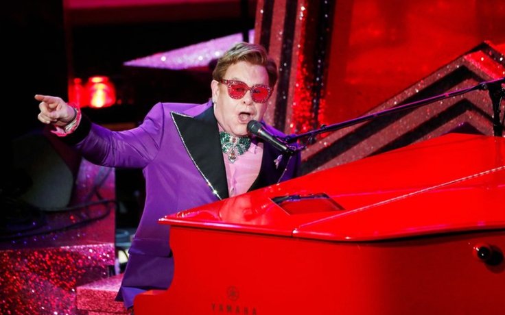 Danh ca Elton John hoãn chuyến lưu diễn châu Âu vì sức khỏe bất ổn