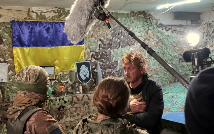 Sao Hollywood Sean Penn tản cư từ Ukraine đến Ba Lan bằng cách… đi bộ