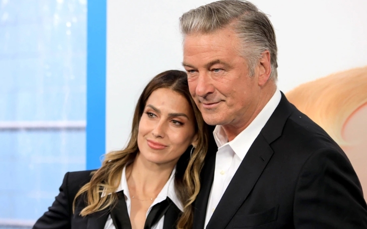 Alec Baldwin dàn xếp với gia đình Halyna Hutchins để tiếp tục sản xuất phim vào tháng 1.2023