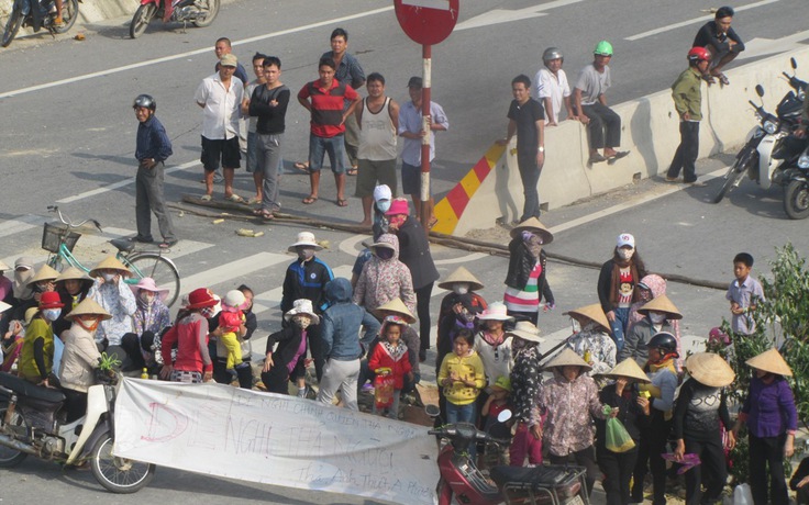 Một người có uy tín đã thuyết phục người dân tháo bỏ rào chắn trên QL1A