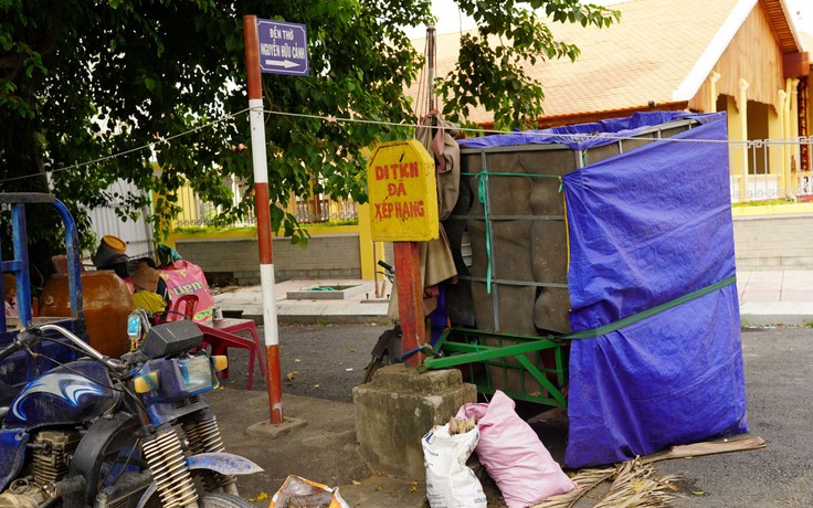 Đồng Nai: Di tích lịch sử bị 'bao vây' bởi rác thải, hàng rong